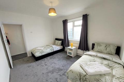 3 bedroom flat to rent, Queensbridge Road, London E8