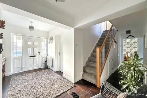 4 bedroom chalet for sale, Silverthorne Close