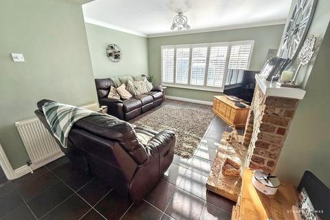 4 bedroom chalet for sale, Silverthorne Close