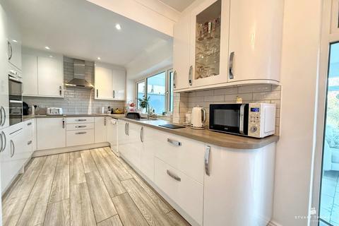 undefined, Silverthorne Close