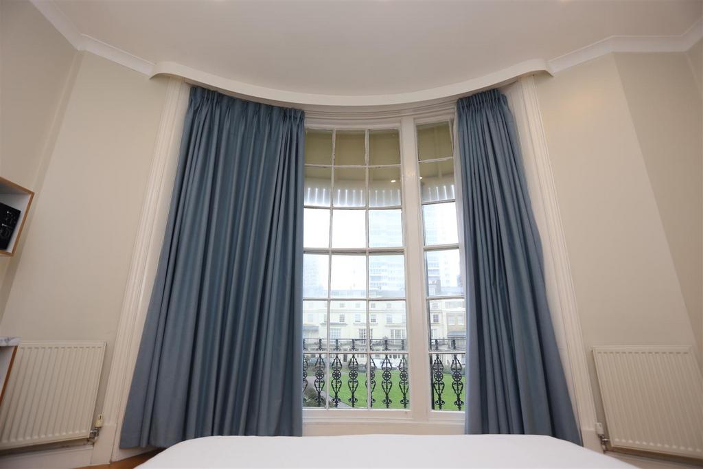 Room 17 Regency Sq  (13).JPG