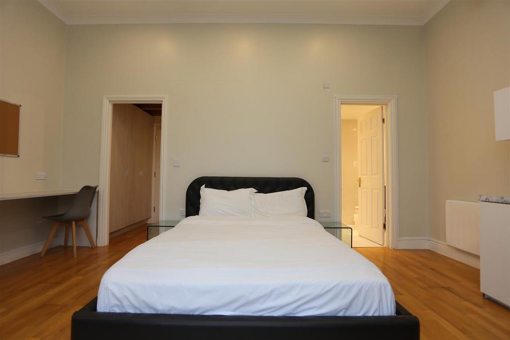 Room 17 Regency Sq  (8).JPG