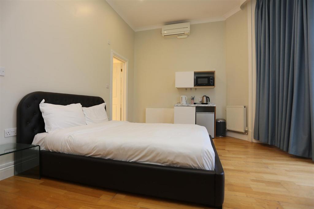 Room 17 Regency Sq  (7).JPG