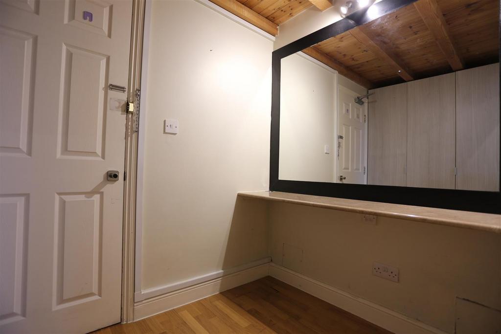 Room 17 Regency Sq  (2).JPG