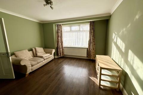 3 bedroom semi-detached house to rent, Orchard Avenue, Feltham
