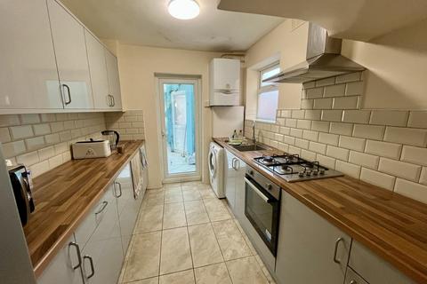 3 bedroom semi-detached house to rent, Orchard Avenue, Feltham