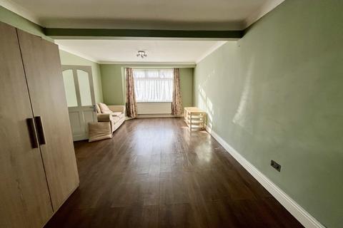 3 bedroom semi-detached house to rent, Orchard Avenue, Feltham