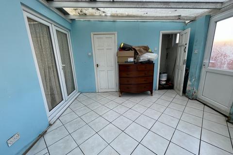 3 bedroom semi-detached house to rent, Orchard Avenue, Feltham