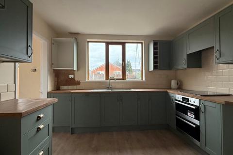 3 bedroom terraced house to rent, Oakdene Road, Burntwood