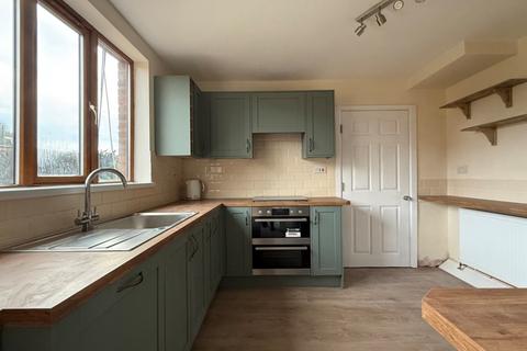 3 bedroom terraced house to rent, Oakdene Road, Burntwood