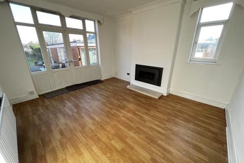 3 bedroom semi-detached house to rent, Pear Tree Lane, Wolverhampton WV11