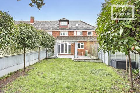 3 bedroom semi-detached house to rent, Church Hill, Epping