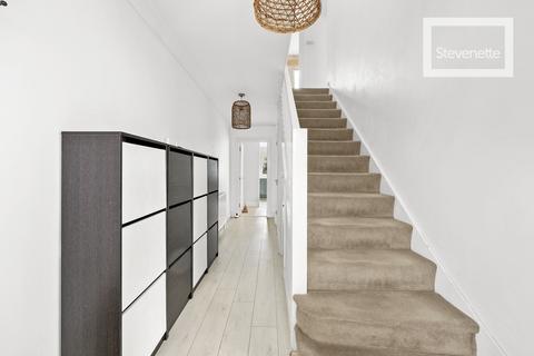3 bedroom semi-detached house to rent, Church Hill, Epping