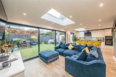 Chatsworth Place, Teddington TW11