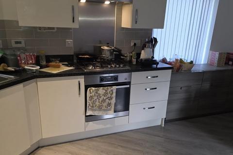 4 bedroom semi-detached house to rent, Nightingale Way, Reading RG30