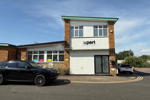 Distribution warehouse to rent, 16-17 Station Clos Potters Bar EN6 1TL