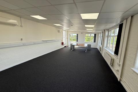 Distribution warehouse to rent, 16-17 Station Clos Potters Bar EN6 1TL