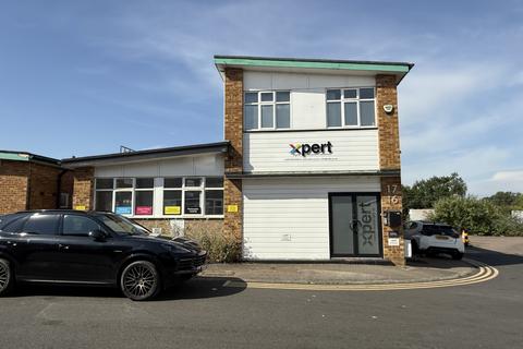 Distribution warehouse to rent, 16-17 Station Clos Potters Bar EN6 1TL