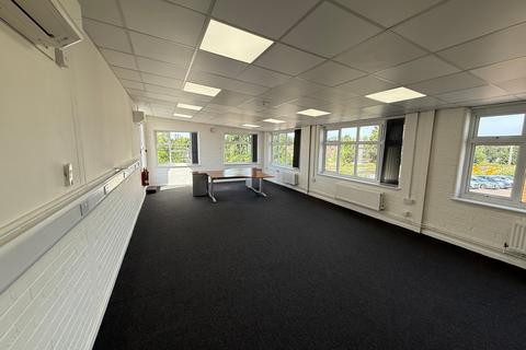 Distribution warehouse to rent, 16-17 Station Clos Potters Bar EN6 1TL