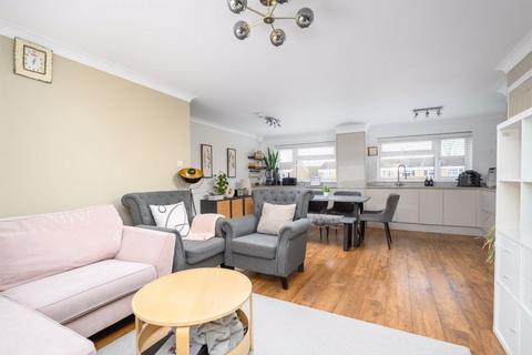 3 bedroom apartment for sale, Mellor Close, Walton-On-Thames