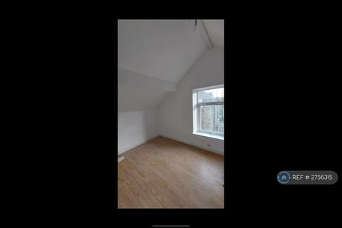 3 bedroom end of terrace house to rent, Malsis Crescent, Keighley, BD21