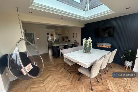 4 bedroom semi-detached house to rent, Windsor Crescent, Newcastle Upon Tyne, NE5