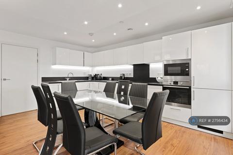 3 bedroom flat to rent, Kingfisher Heights, London, E16