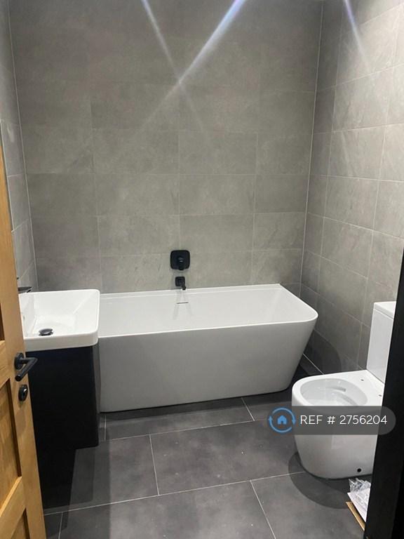 Main Bathroom (Upstairs)