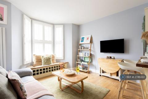 2 bedroom flat to rent, Tintern Street, London, SW4