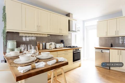 2 bedroom flat to rent, Tintern Street, London, SW4