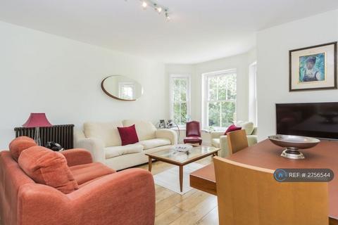 2 bedroom flat to rent, Court Road, London, SE9