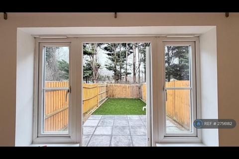 2 bedroom terraced house to rent, Vulcan Close, London, E6