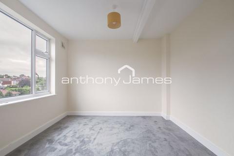 3 bedroom maisonette to rent, Falconwood Parade, Welling DA16