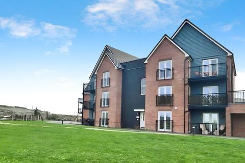 2 bedroom flat to rent, Dearman Crescent, Hythe
