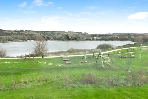 2 bedroom flat to rent, Dearman Crescent, Hythe