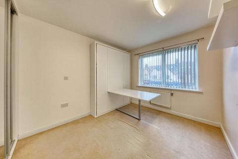 3 bedroom flat for sale, Kingston Road, London, SW20 8BU
