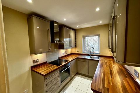 2 bedroom flat to rent, Underwood Court, Binfield, RG42 4AW