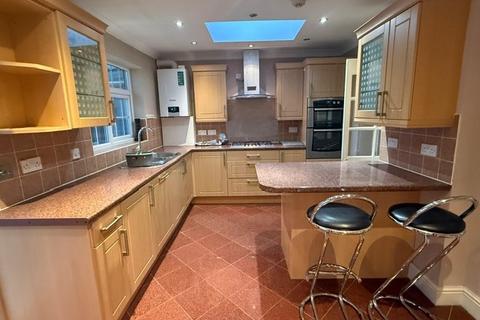 5 bedroom terraced house to rent, CLAIR RD, Staines