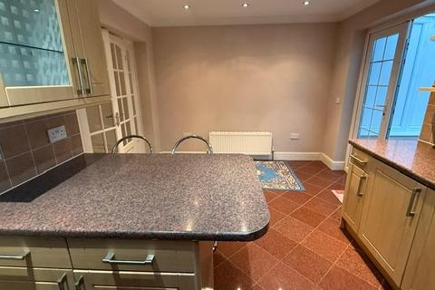 5 bedroom terraced house to rent, CLAIR RD, Staines