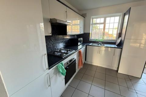 3 bedroom terraced house to rent, WARNER CLOSE, Hayes