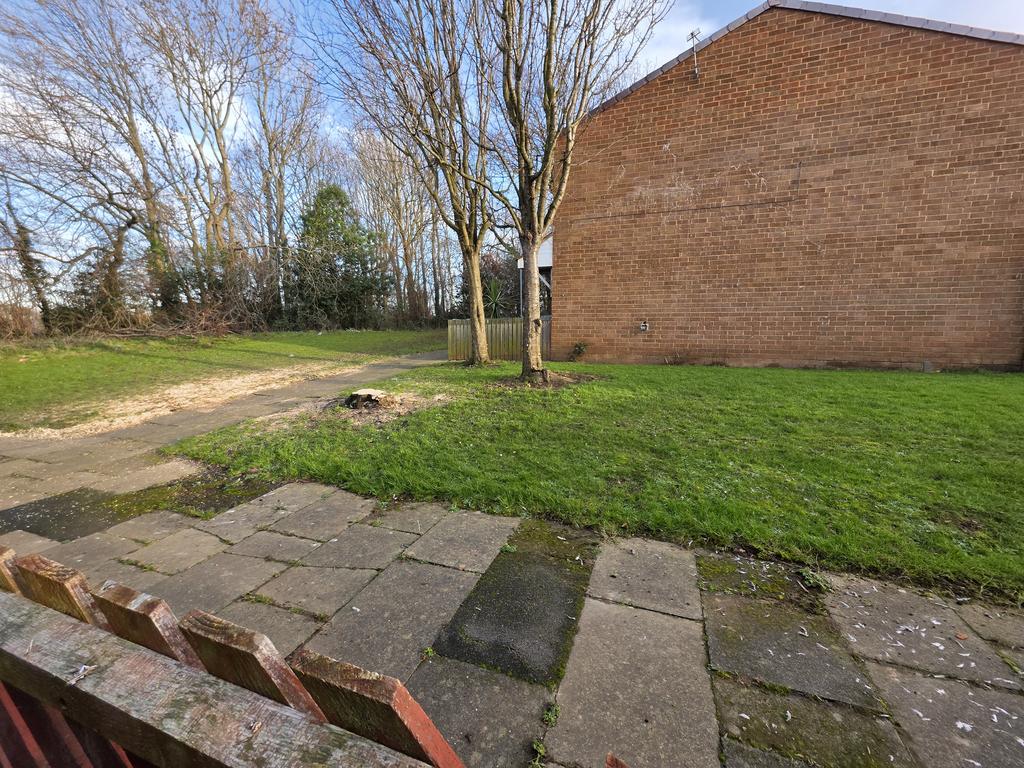 Quiet Communal Area Next To House