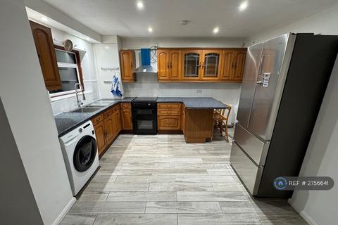 3 bedroom semi-detached house to rent, Woodside Court Road, Croydon, CR0