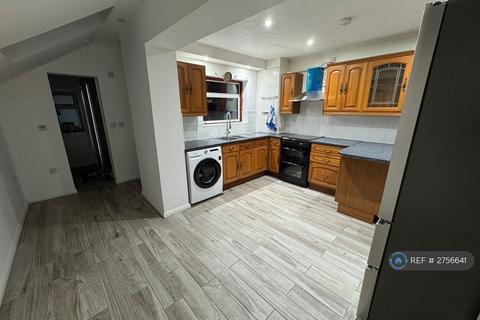 3 bedroom semi-detached house to rent, Woodside Court Road, Croydon, CR0