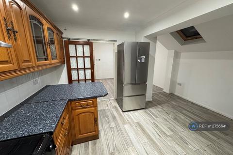 3 bedroom semi-detached house to rent, Woodside Court Road, Croydon, CR0