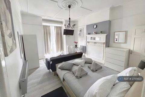 Studio to rent, Norbury Court Road, London, SW16
