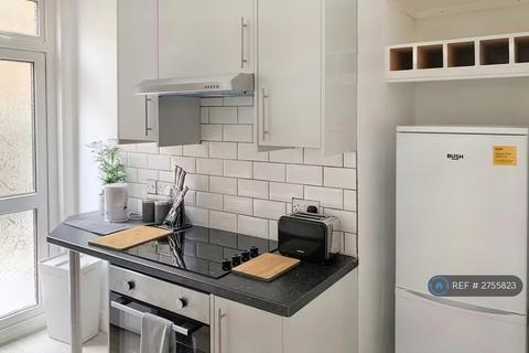 Studio to rent, Norbury Court Road, London, SW16