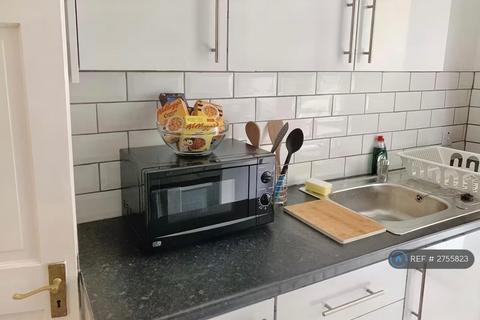 Studio to rent, Norbury Court Road, London, SW16