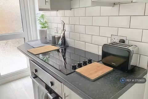 Studio to rent, Norbury Court Road, London, SW16