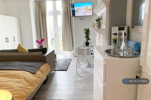 Studio to rent, Norbury Court Road, London, SW16