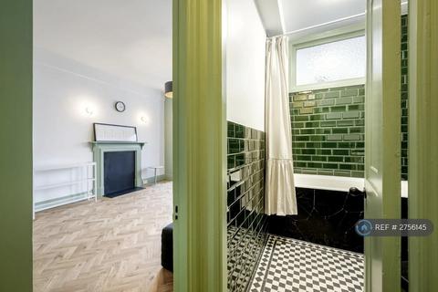 Studio to rent, Queensway, London, W2